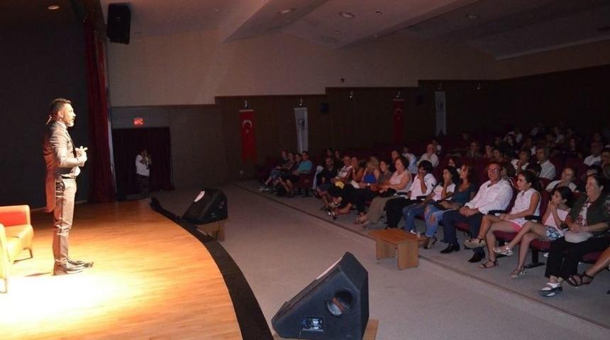 Tiyatrocu Umut Oğuz Standup G&ouml;sterisiyle Didimlileri G&uuml;ld&uuml;rd&uuml;