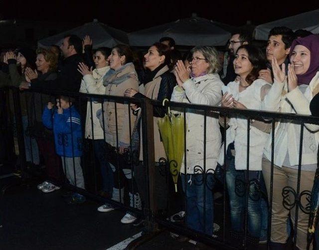 Önce Oy Kullandılar, Sonra Konserde Coştular