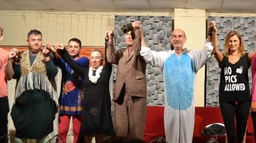 &rsquo;pardon Bekar Mısınız?&rsquo; Oyunu Kırkağa&ccedil;lılarla Buluştu