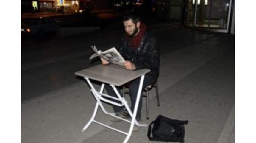 &Uuml;niversite &Ouml;ğrencisinin Okuma Aşkı Herkesi Şaşkına &Ccedil;evirdi