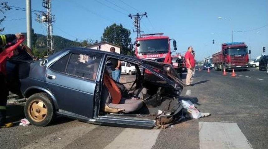 Otob&uuml;sle &Ccedil;arpışan Otomobil Ikiye Ayrıldı: 3 Yaralı