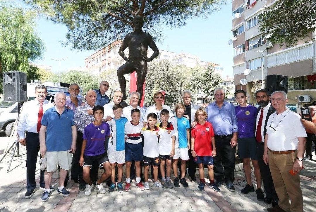 &lsquo;ta&ccedil;sız Kral&rsquo; &Ouml;l&uuml;m&uuml;n&uuml;n 26. Yılında Anıldı