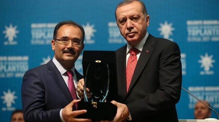 Başkan Cahan, Proje &Ouml;d&uuml;l&uuml;n&uuml; Cumhurbaşkanı Erdoğan&rsquo;dan Teslim Aldı