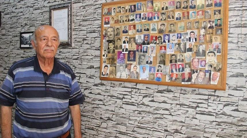 &Ouml;len M&uuml;şterilerinin Fotoğraflarını İş Yerinde Sergiliyor