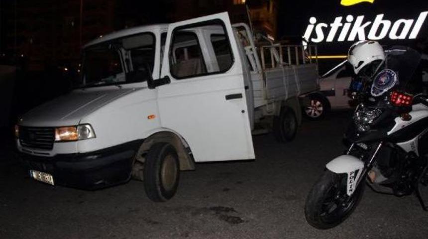 Alkoll&uuml; S&uuml;r&uuml;c&uuml;: Karakolu Buraya Getirin