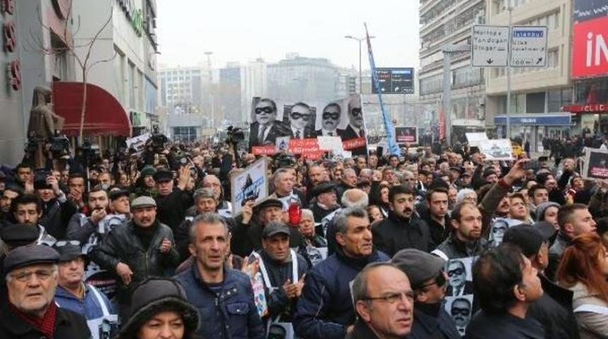 G&uuml;rsel Tekin,  '17/25 Aralık Yolsuzluk Haftası' Bilboardlarını &Uuml;zerlerine Giyinerek Kızılay Meydanı'na &Ccedil;ıktı