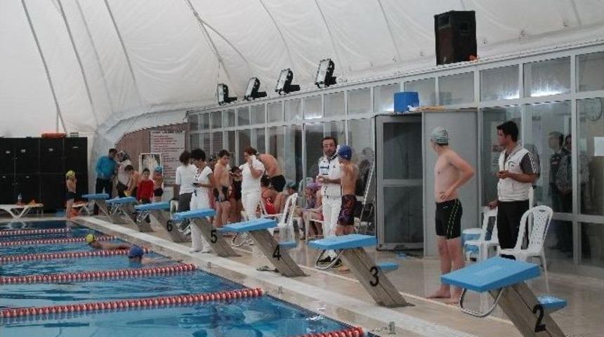 Karaman&rsquo;da Cumhuriyet Kupası Y&uuml;zme Yarışları Yapıldı