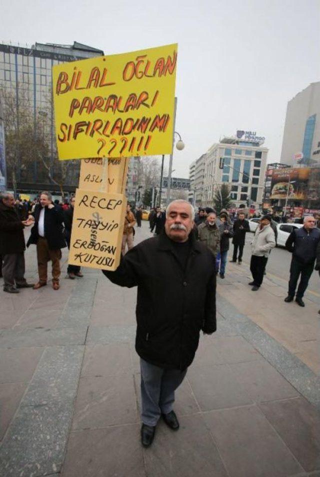 G&uuml;rsel Tekin,   17/25 Aralık Yolsuzluk Haftası  Bilboardlarını &Uuml;zerlerine Giyinerek Kızılay Meydanı na &Ccedil;ıktı 2