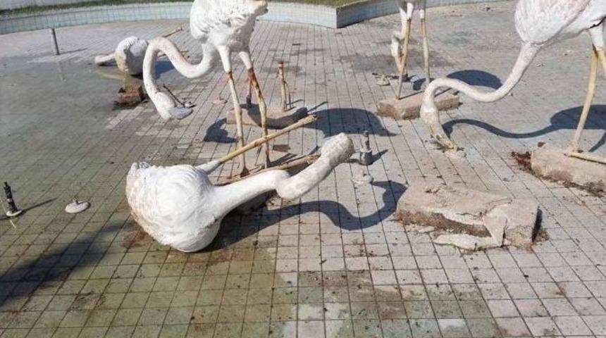 Mersin K&uuml;lt&uuml;r Parkı&rsquo;ndaki Pelikanları Kırdılar