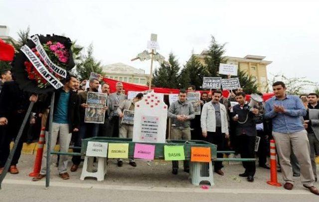 14 Aralık Operasyonuna Tabutlu Ve Kafesli Protesto