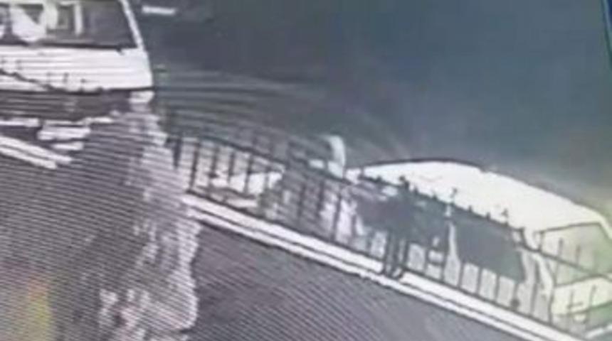 Dikiz Aynalarına Karate Yaparken G&uuml;venlik Kameralarına Yakalandı