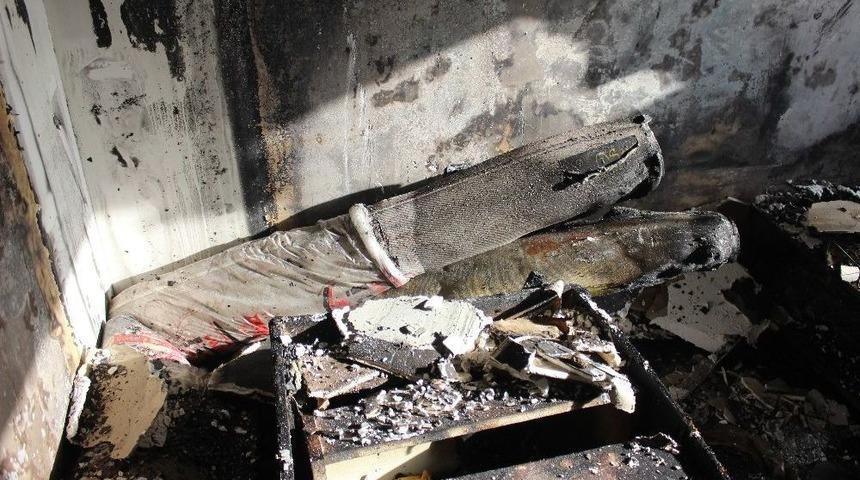 Kocaeli&rsquo;de Dubleks Evin &Ccedil;atı Katı Yandı