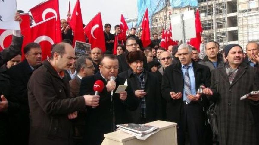Elazığ'da 14 Aralık Operasyonuna Beddualı Protesto
