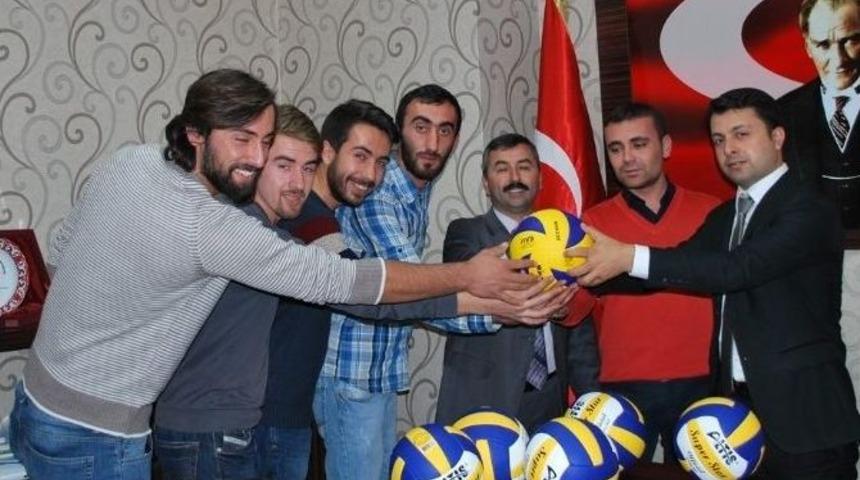 Voleybol Takımına Malzeme Desteği