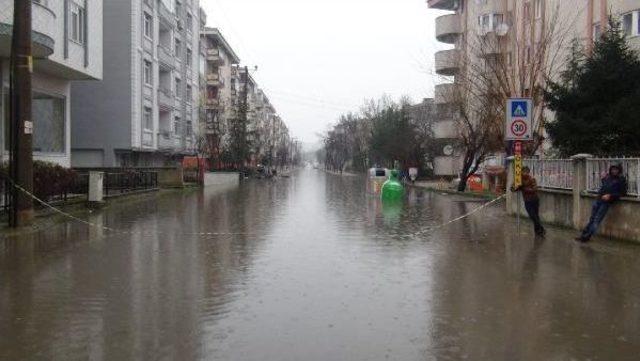 Edirne’De Yağmur Caddeleri Göle Çevirdi