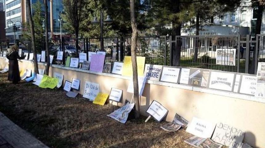 14 Aralık Operasyonu T&uuml;rk&ccedil;e-K&uuml;rt&ccedil;e Ve İngilizce Pankartlarla Protesto Edildi