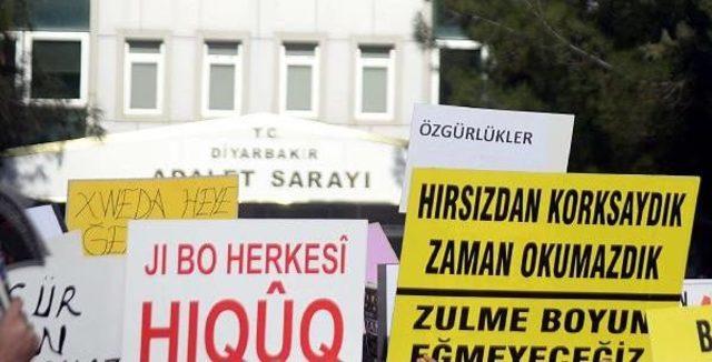 14 Aralık Operasyonu Türkçe-Kürtçe Ve İngilizce Pankartlarla Protesto Edildi