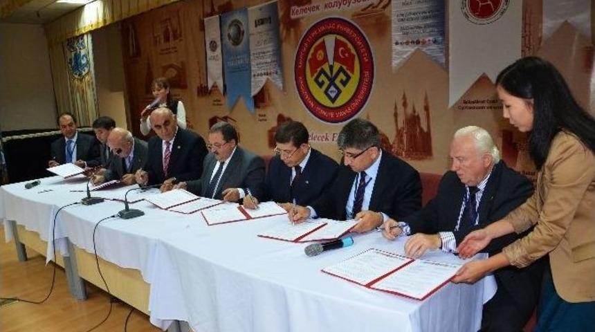 T&uuml;rk D&uuml;nyası Vatandaşlığı &Ccedil;alıştayı Bişkek&rsquo;te Yapıldı