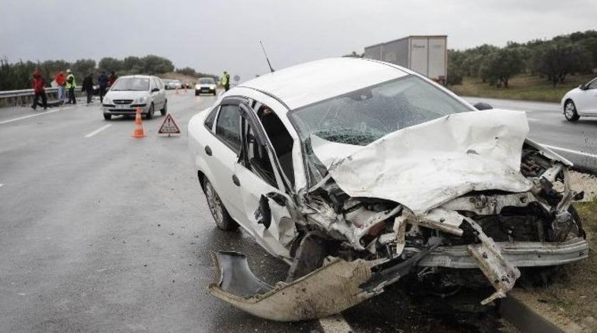 &Ccedil;anakkale&rsquo;de Trafik Kazası: 1 &Ouml;l&uuml;, 2 Yaralı