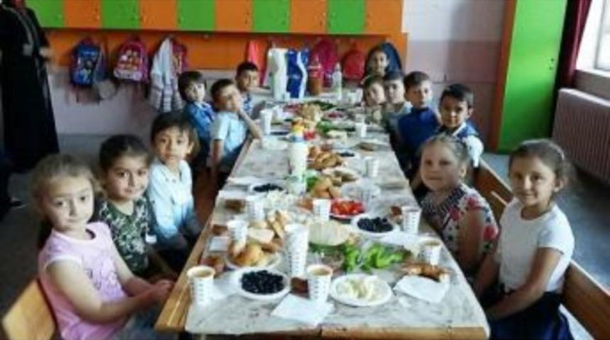 Minikler Aileleriyle Okulda Sabah Kahvaltısı Yaptı
