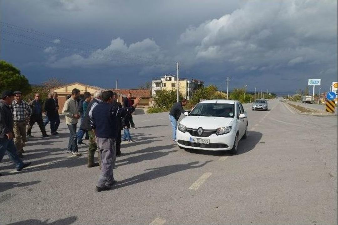 &Ouml;l&uuml;m Kavşağındaki Kazalara İsyan Eden K&ouml;yl&uuml;ler Yol Kapattı