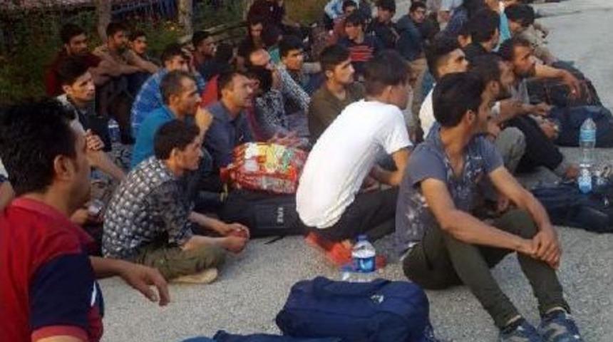 Karab&uuml;k'te 45 Kişilik Otob&uuml;ste 96 Ka&ccedil;ak Yakalandı