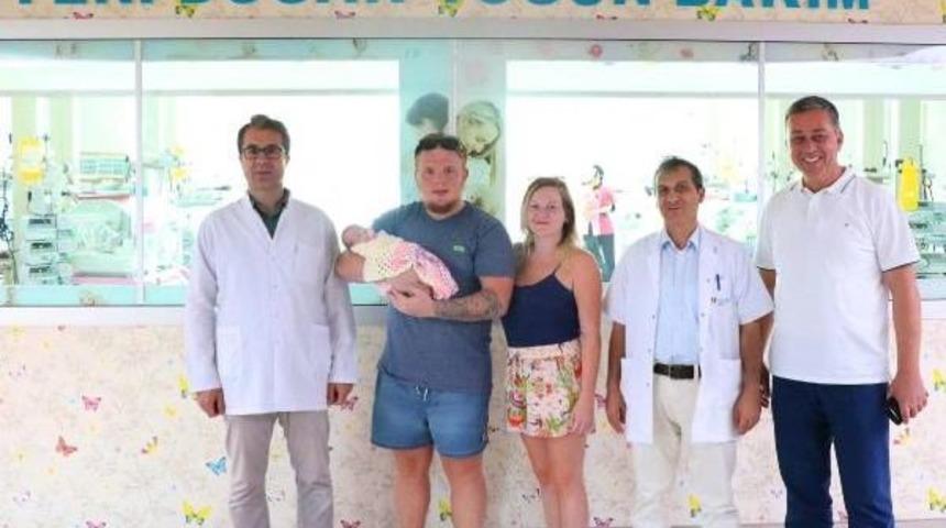 İngiliz &Ccedil;ift, Erken Doğan Bebeklerini 75 G&uuml;n Sonra Kucaklarına Aldı