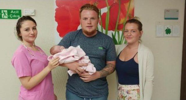 İngiliz Çift, Erken Doğan Bebeklerini 75 Gün Sonra Kucaklarına Aldı