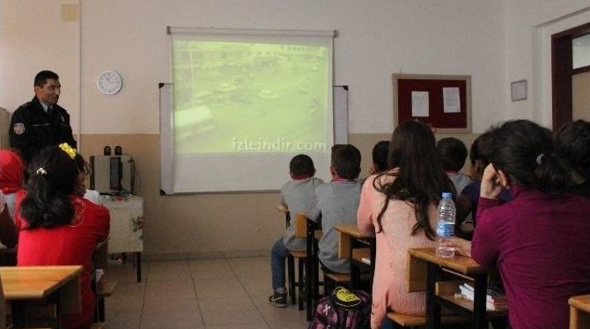 Polisten Okullarda Trafik Eğitimi