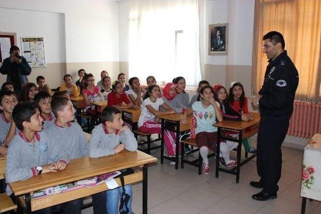 Polisten Okullarda Trafik Eğitimi