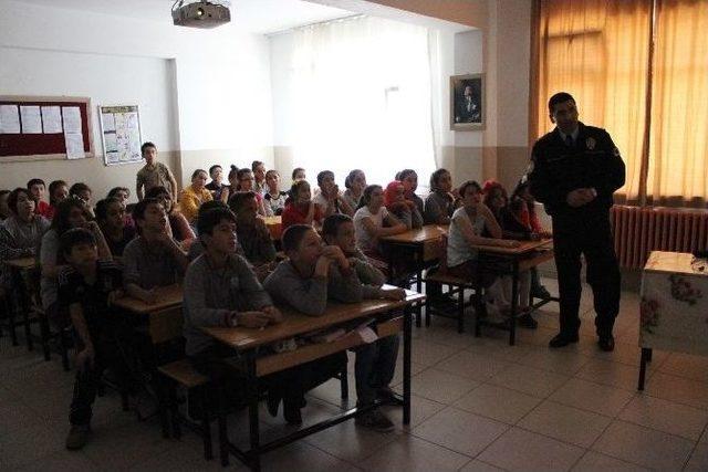 Polisten Okullarda Trafik Eğitimi