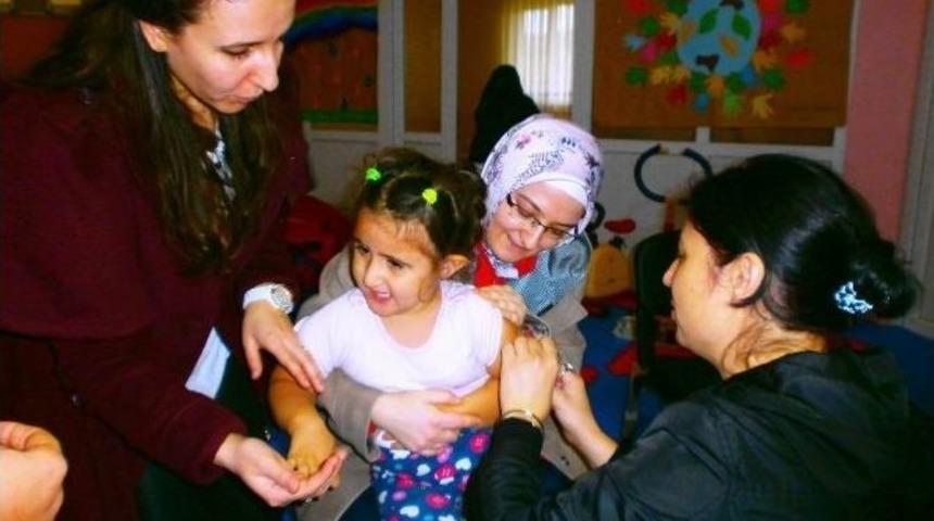 Manyas&rsquo;ta &Ouml;ğrencilere Diş Taraması Ve Aşı Uygulaması