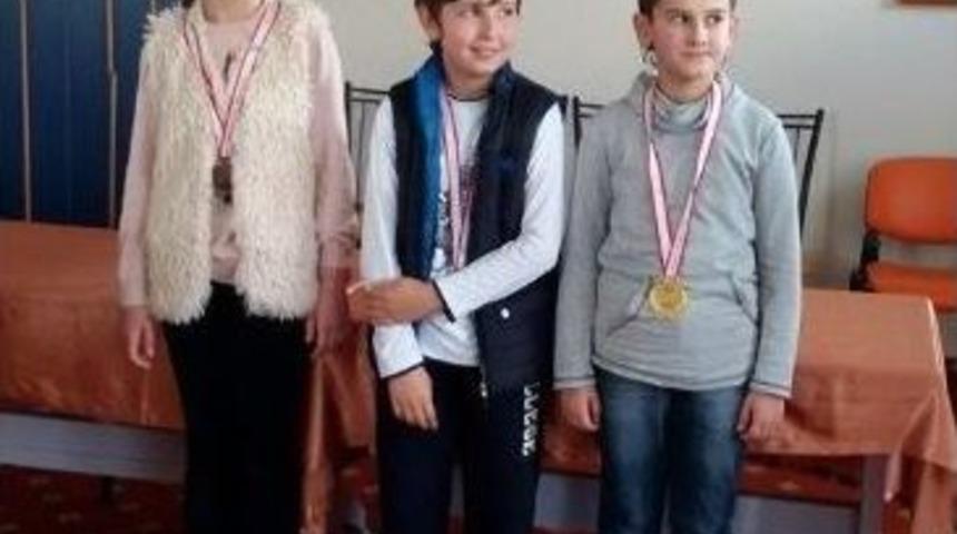 Satran&ccedil; Turnuvası Galipleri &Ouml;d&uuml;llerini Aldı