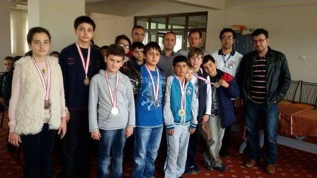 Satranç Turnuvası Galipleri Ödüllerini Aldı