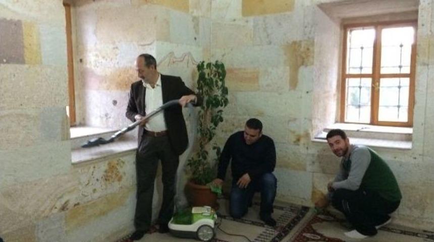 Gen&ccedil; Birlik Tarafından Başlatılan &lsquo; Camileri Temizliyoruz&rsquo; Projesi S&uuml;r&uuml;yor