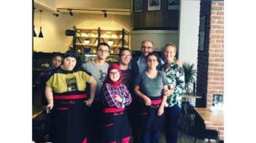 Yalva&ccedil; Ural Down Kafe&rsquo;yi Ziyaret Etti