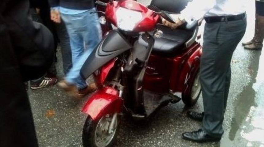 Otomobilin &Ccedil;arptığı Engelli Yaralandı