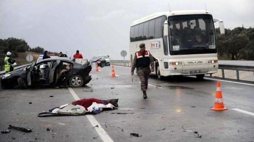 &Ccedil;anakkale'de Kaza: 1 &Ouml;l&uuml;, 2 Yaralı