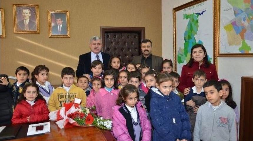 Başkan Uğur Polat&rsquo;a Mektup Yazdı, Satran&ccedil; Takımı Hediyesini Aldı