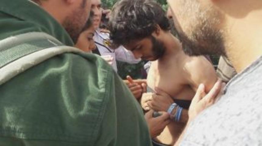 Me&uuml;&rsquo;de Bı&ccedil;aklı Kavga