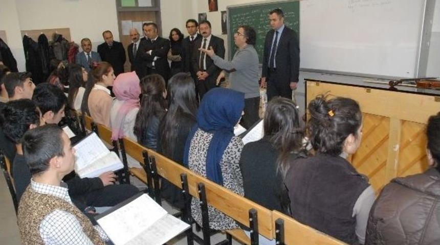 Tuşba Kaymakamı Sarı Ve İl&ccedil;e Milli Eğitim M&uuml;d&uuml;r&uuml; Muhlis Ceylani, İmkb G&uuml;zel Sanatlar Ve Spor Lisesi&rsquo;ni Ziyaret Etti