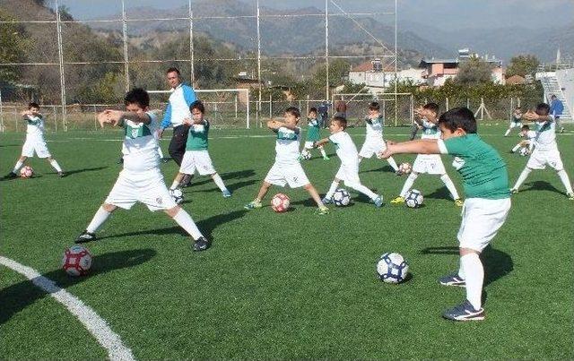 Bursaspor Futbol Okulu Çalışmalarını Sürdürüyor