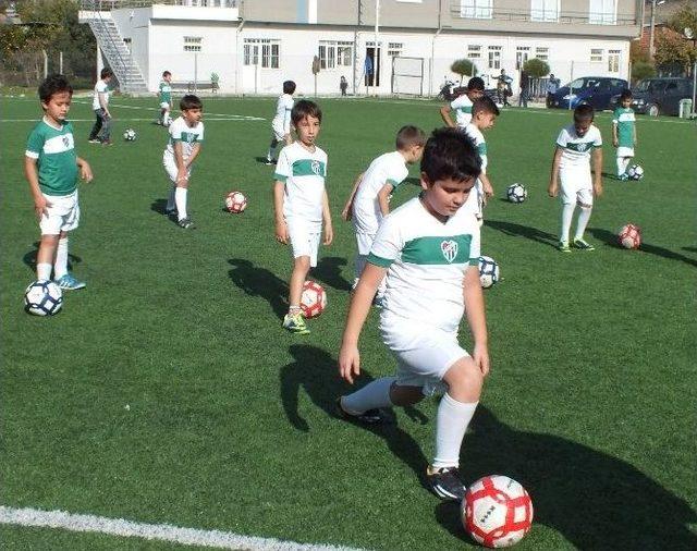 Bursaspor Futbol Okulu Çalışmalarını Sürdürüyor