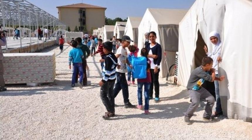 Suriyeli &Ouml;ğrencilere Kışlık Kıyafet Dağıtımı