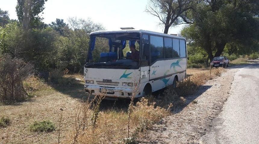 &Ccedil;anakkale&rsquo;de Minib&uuml;s Devrildi: 12 Yaralı