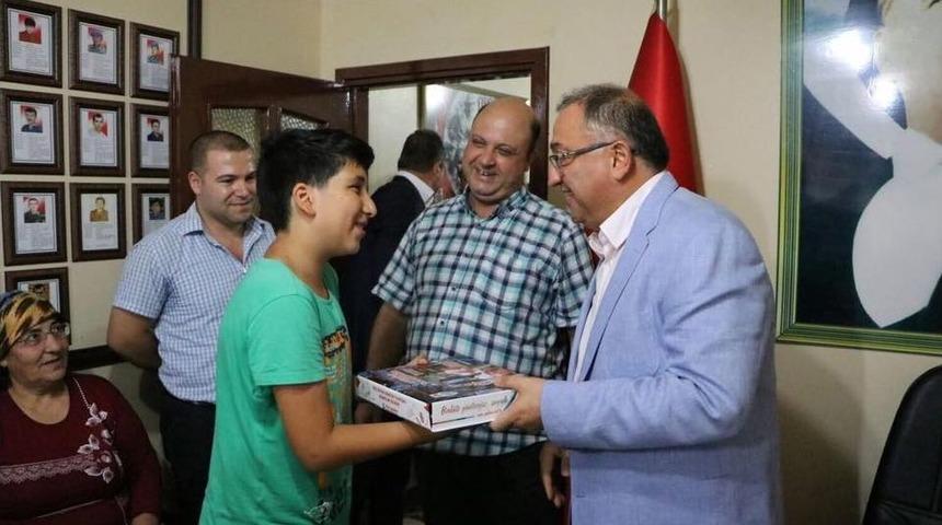 Salman, Şehit Ve Gazi &Ccedil;ocuklarına Kırtasiye Malzemesi Dağıttı