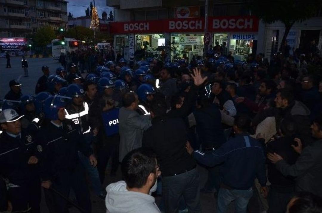 Maaşlarını Alamayan Maden İş&ccedil;ileriyle Polis Karşı Karşıya Geldi