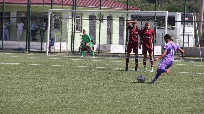 Gen&ccedil; Kızlar Final İ&ccedil;in M&uuml;cadele Ediyor