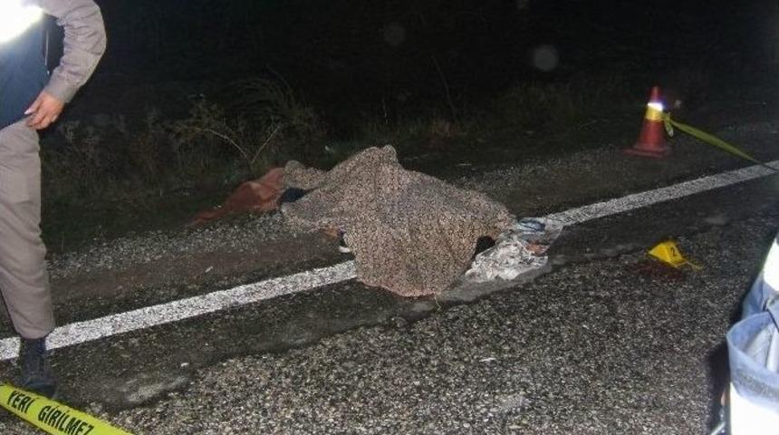 Yolda Y&uuml;r&uuml;yen Lise &Ouml;ğrencilerine Tır &Ccedil;arptı: 2 &Ouml;l&uuml;