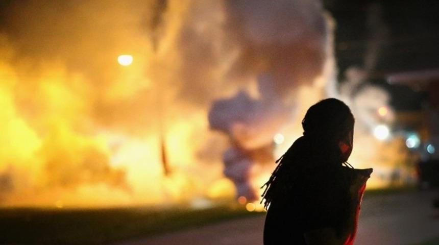 ABD'de siyahi isyan b&uuml;y&uuml;yor